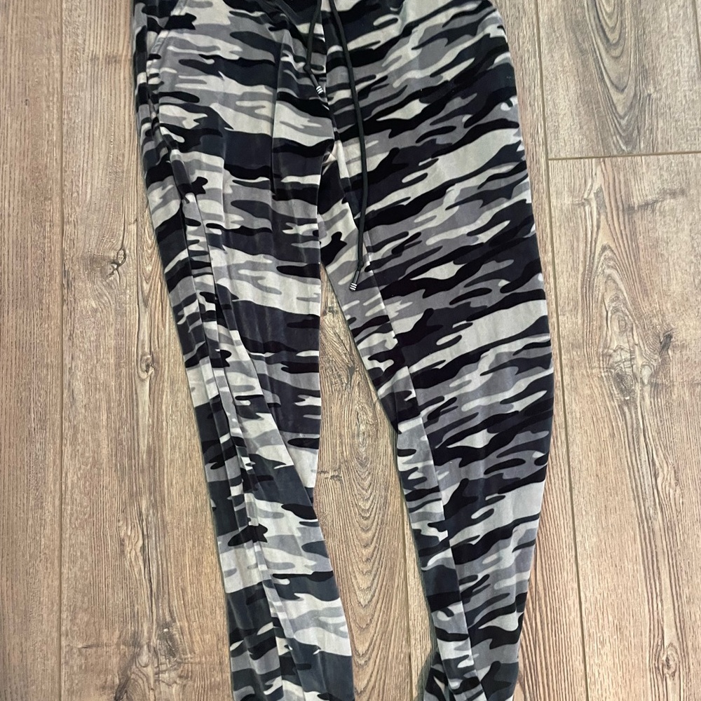 Camo Velvet sweatpants size small